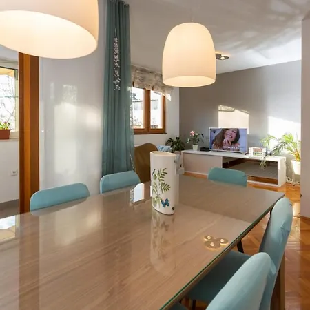 Bel Canto Apartment Split